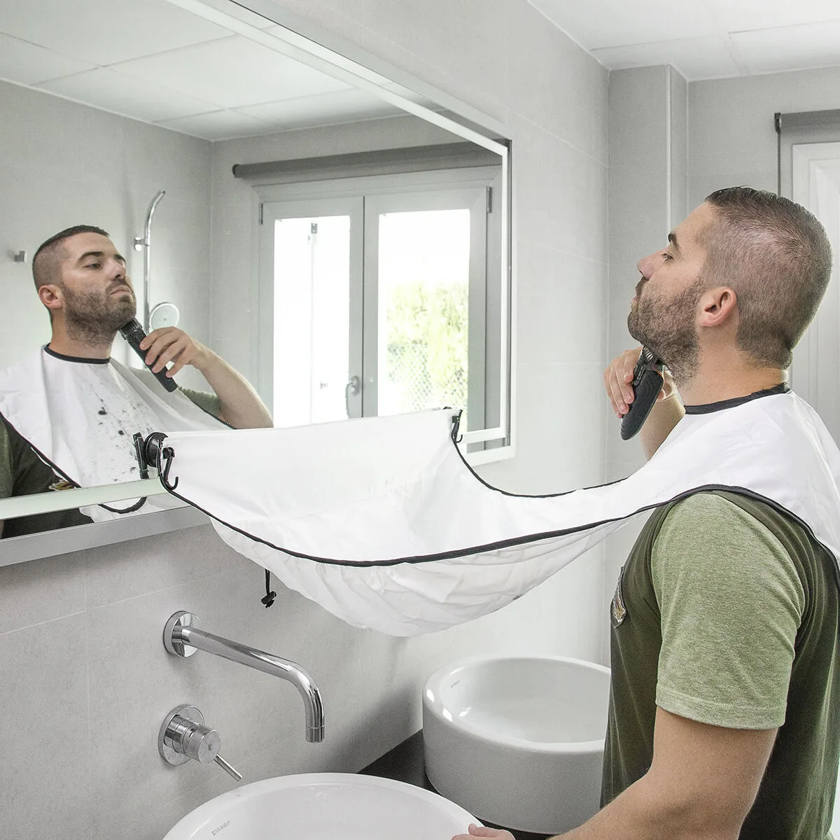 Tablier de rasage avec ventouses bibdy innovagoods v010354716. Diaytar, c'est votre passeport pour un tour du monde des produits les plus inspirants, sans quitter votre canapé.