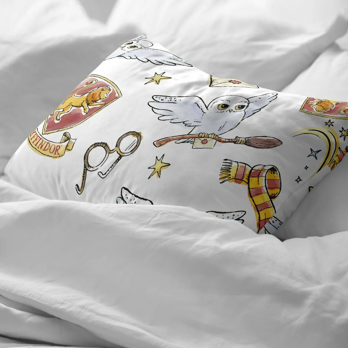 Taie d oreiller harry potter hedwig multicouleur 175 fils 45 x 110 cm 100 coton s981350245. L'aventure Diaytar, c'est celle d'une équipe passionnée qui déniche pour vous les perles rares du marché généraliste