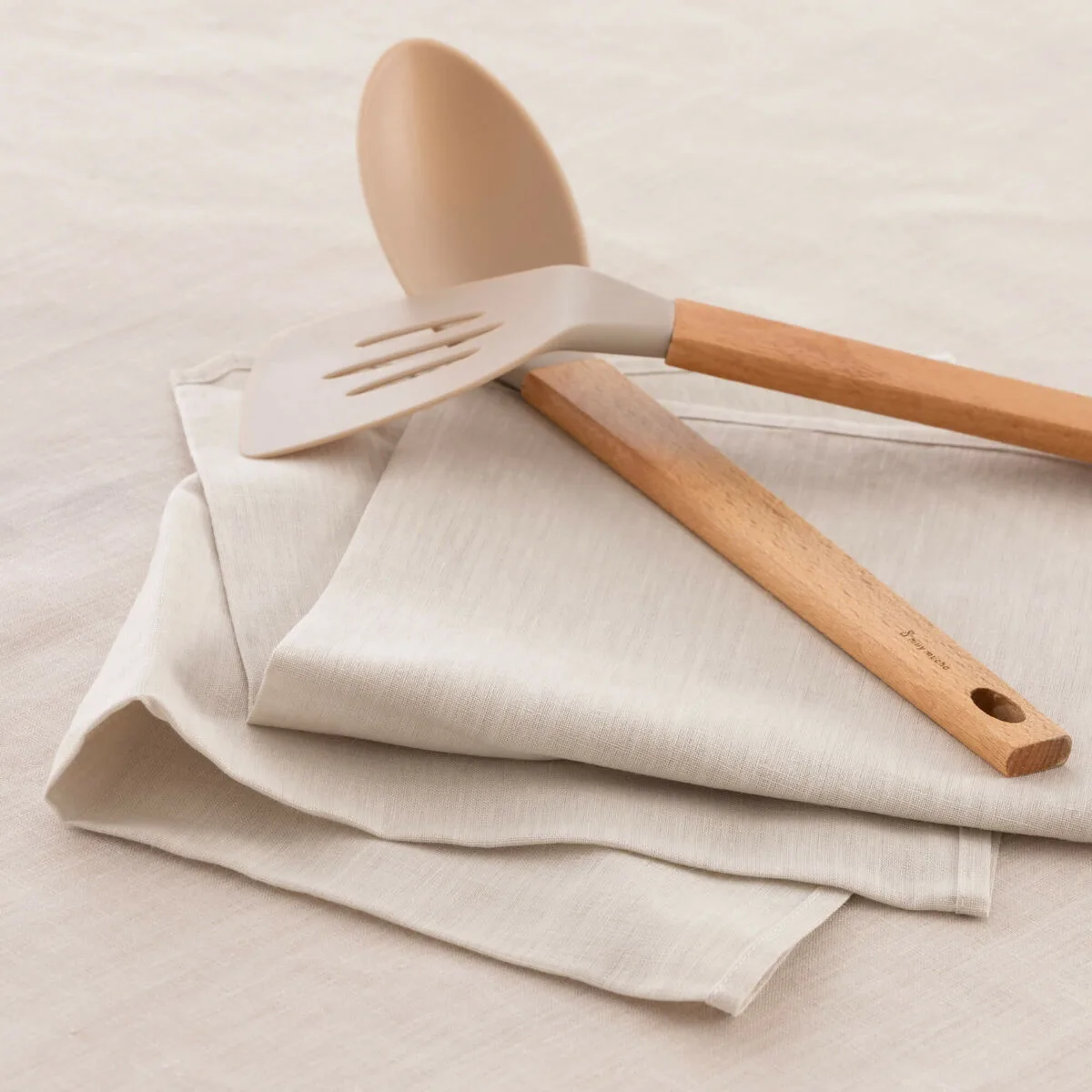 Tissu de cuisine belum multicouleur gris clair 45 x 70 cm 2 unites s980287792. Créez votre look signature avec les pièces mode sélectionnées par Diaytar.