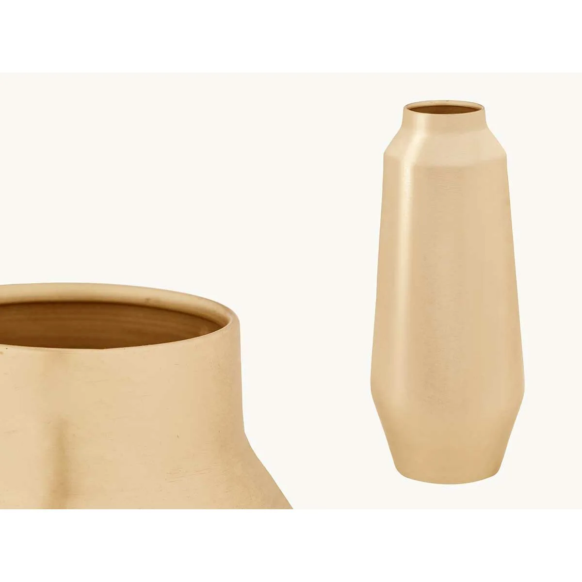 Vase 10216 mg dore fer 19 x 48 x 19 cm s363323282. Révélez votre style avec la collection capsule Diaytar, limitée et exclusive.